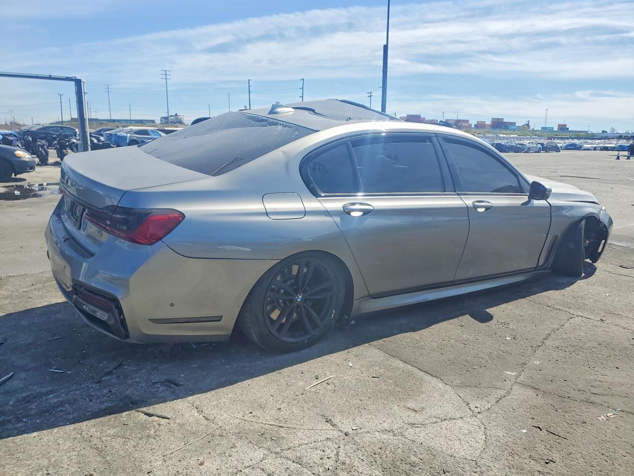 2022 BMW 750 Xi - zdjęcie 3