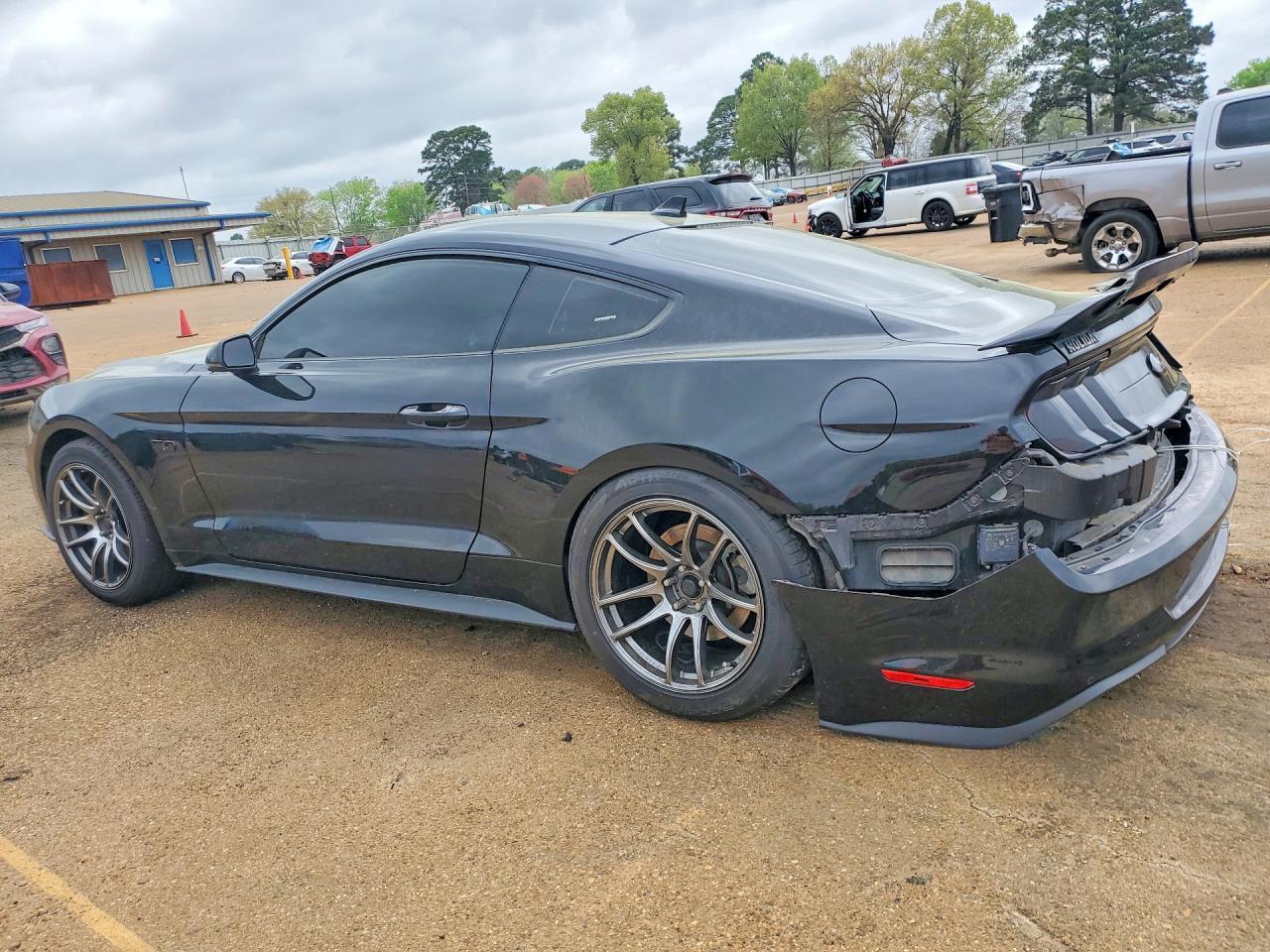 2021 Ford Mustang Gt - zdjęcie 2