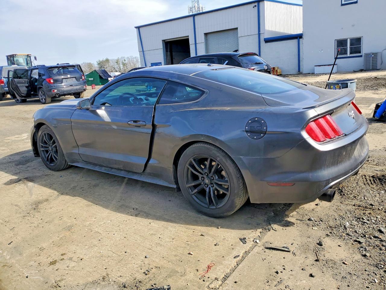 2015 Ford Mustang - zdjęcie 2