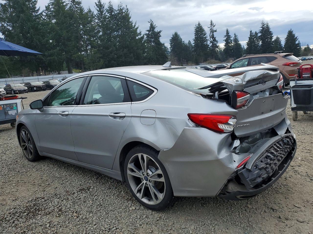 2020 Ford Fusion Titanium - zdjęcie 2