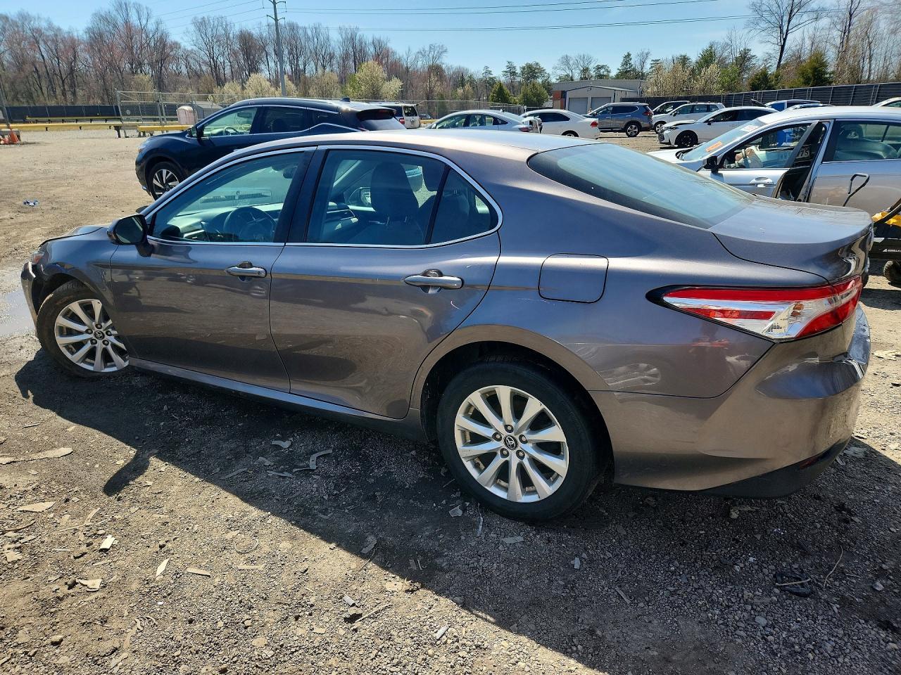 2018 Toyota Camry Le - zdjęcie 2