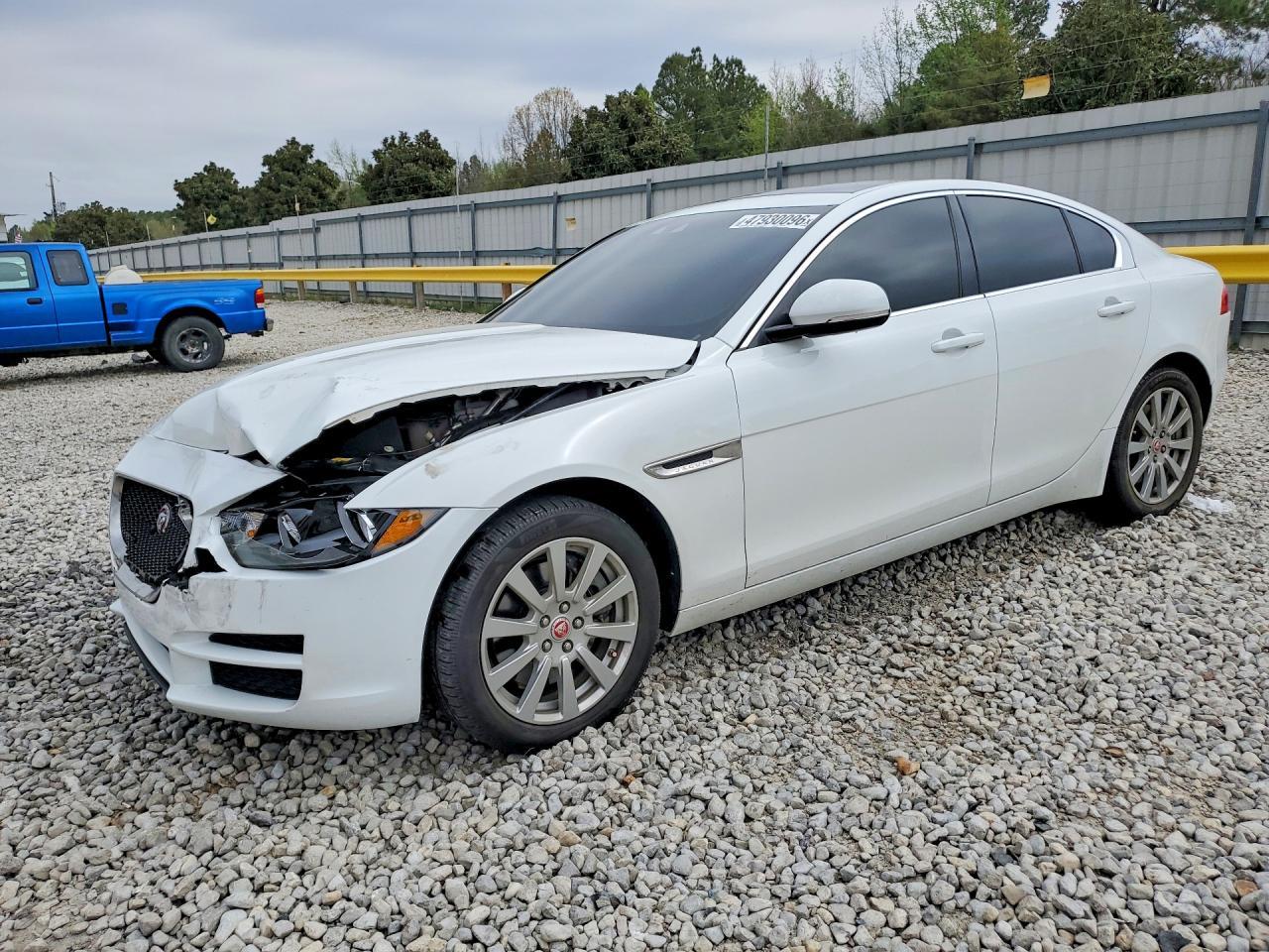 2019 Jaguar Xe - zdjęcie główne