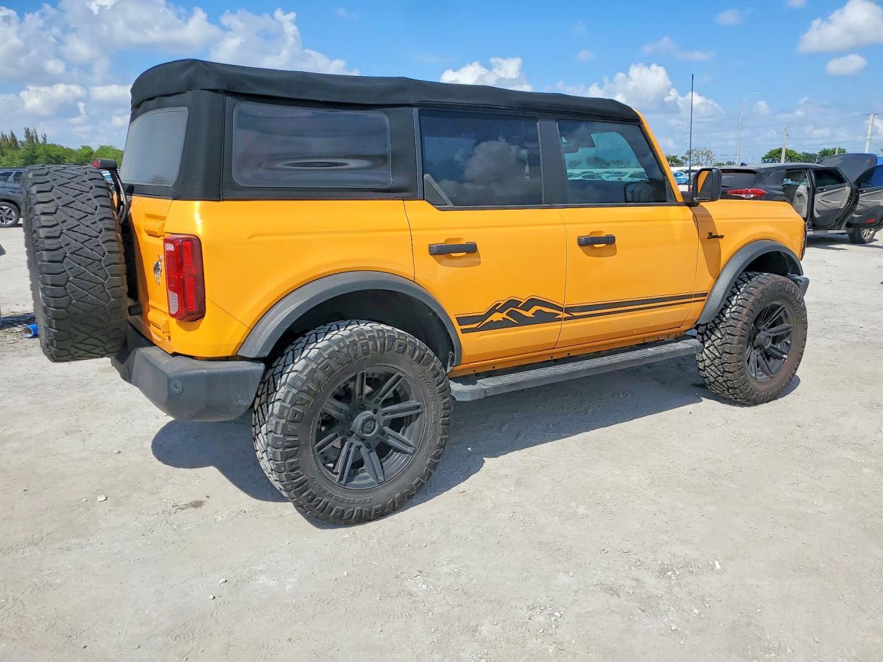 2022 Ford Bronco Base - zdjęcie 3