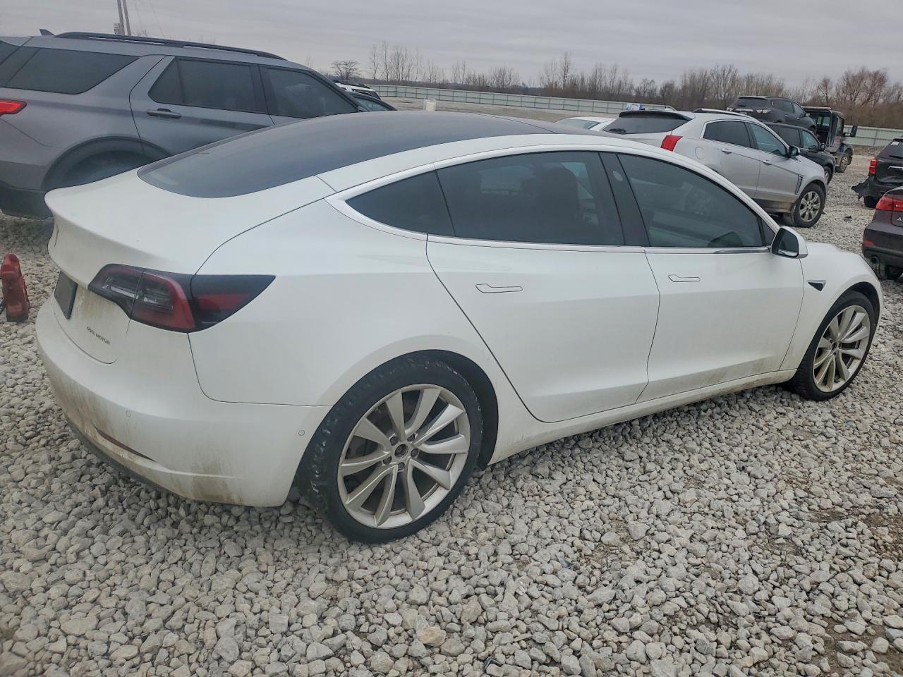 2019 Tesla Model 3 - zdjęcie 3