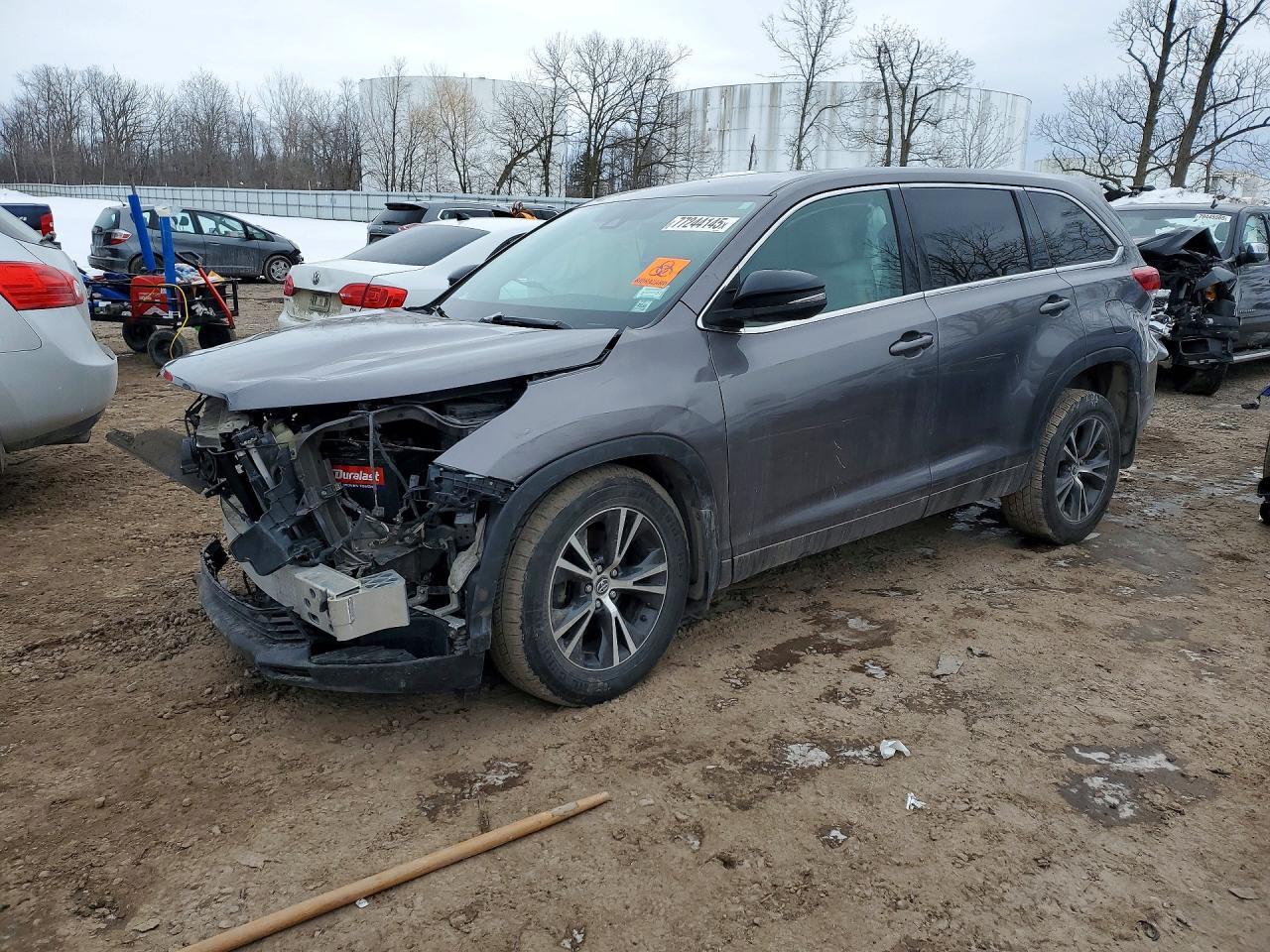 2017 Toyota Highlander Le - zdjęcie główne