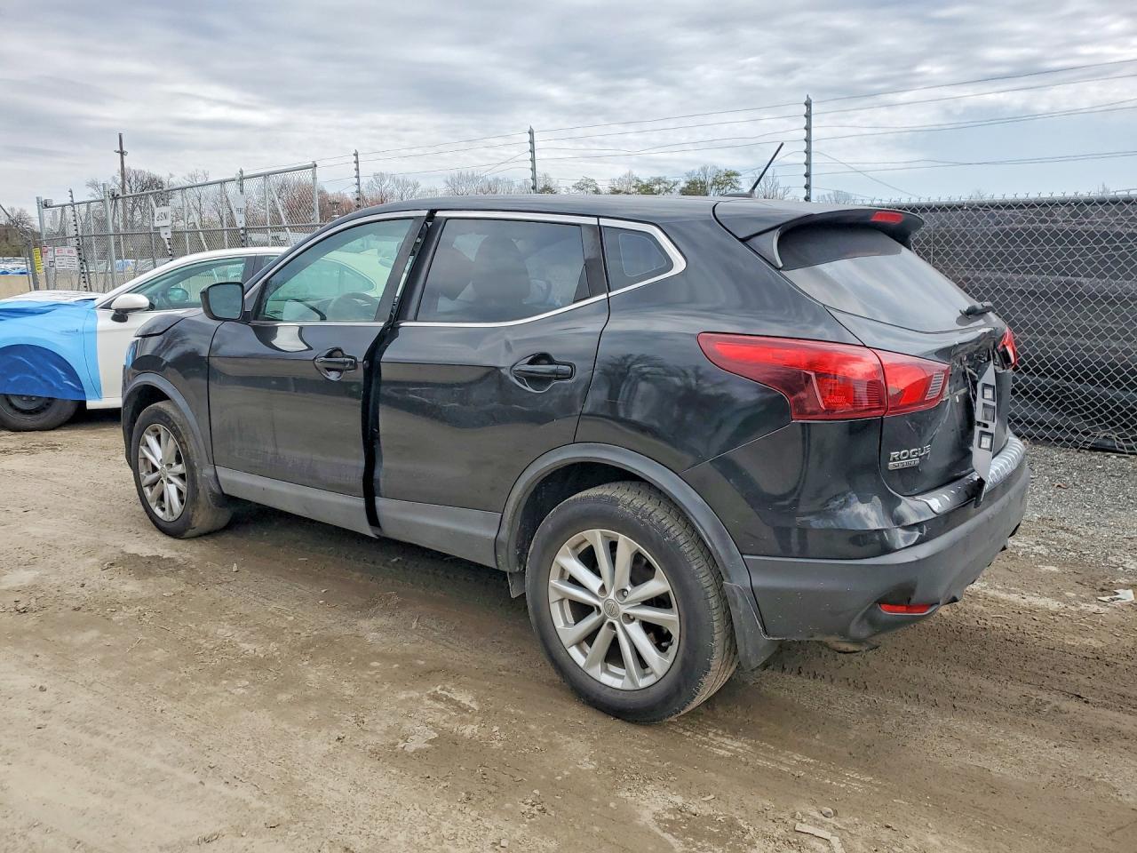 2017 Nissan Rogue Sport S - zdjęcie 2