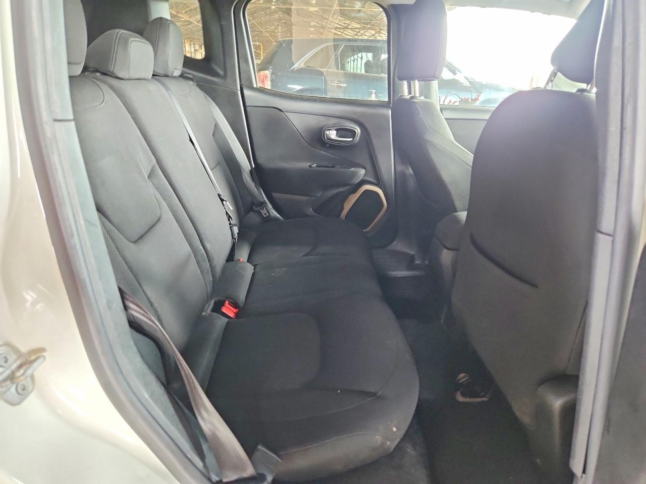 2016 Jeep Renegade Latitude - zdjęcie 11