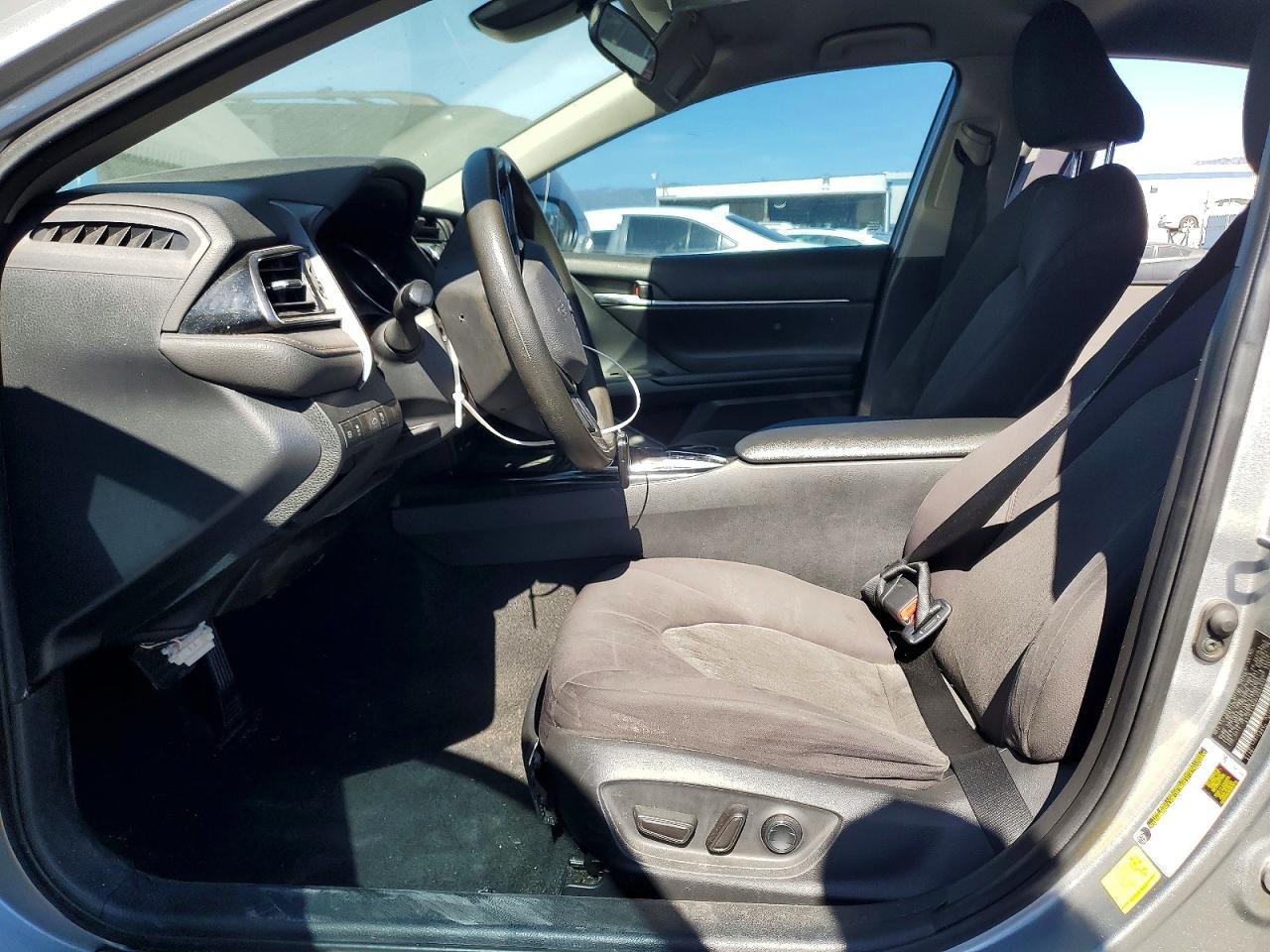 2020 Toyota Camry Hybrid Le - zdjęcie 7
