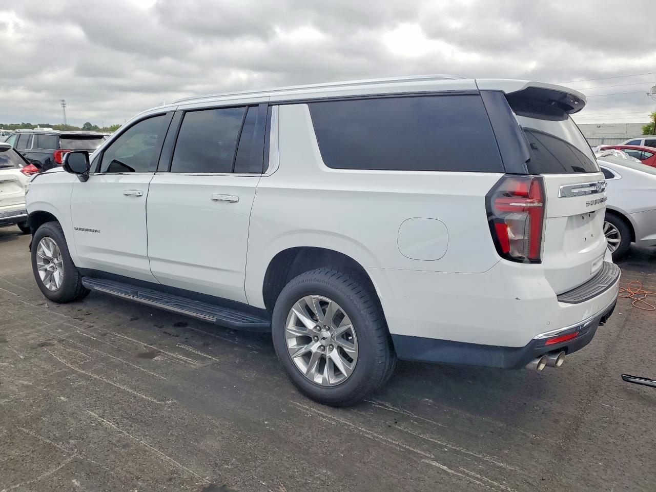 2023 Chevrolet Suburban C1500 Premier - zdjęcie 2