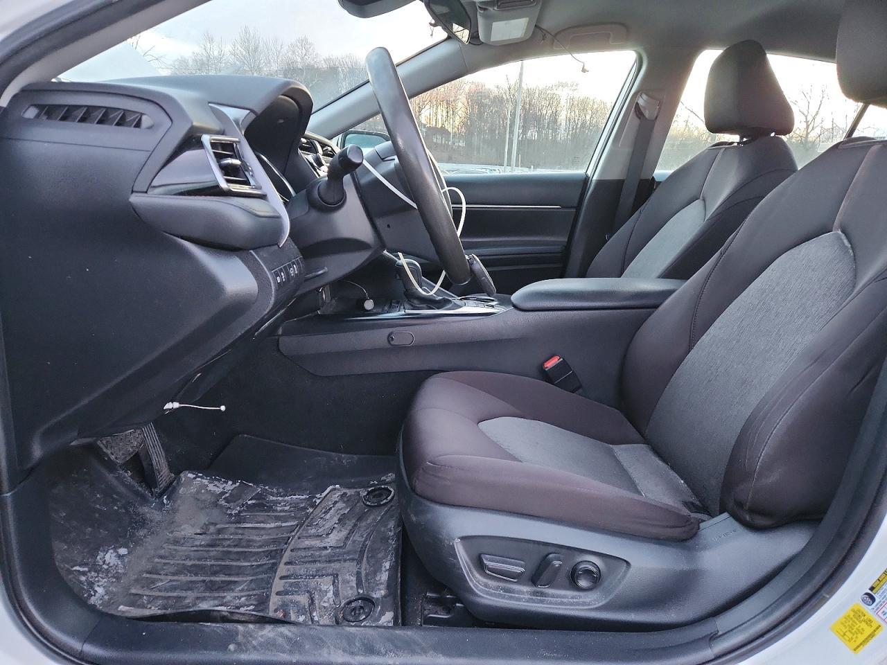 2020 Toyota Camry Le - zdjęcie 7