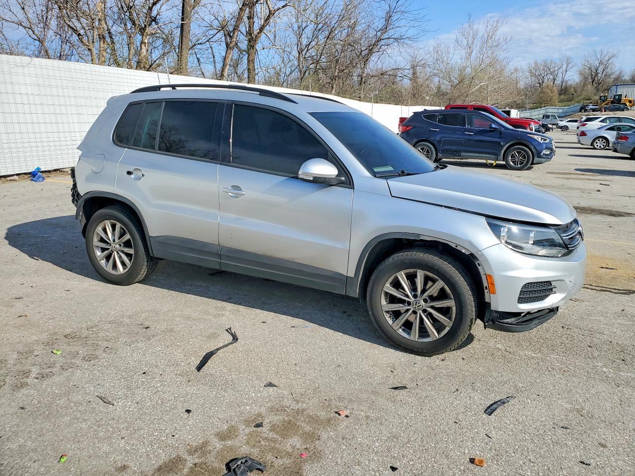 2015 Volkswagen Tiguan S - zdjęcie 4
