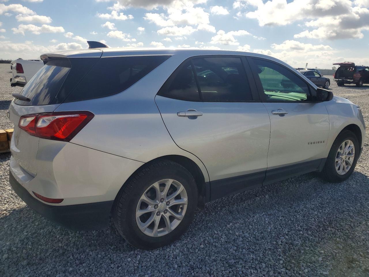 2020 Chevrolet Equinox Ls - zdjęcie 3