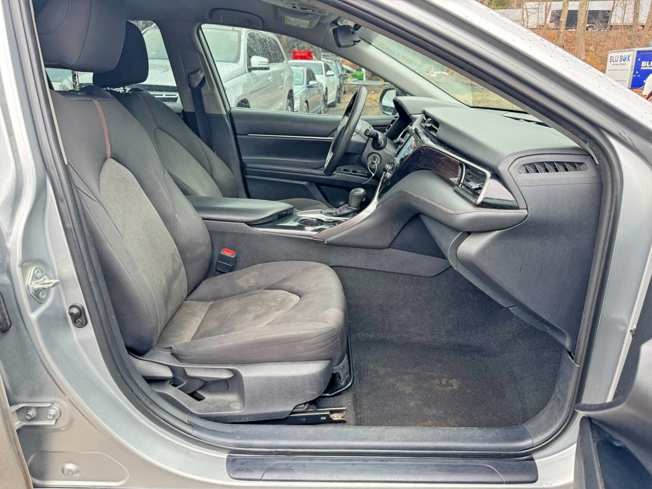 2020 Toyota Camry Le - zdjęcie 5