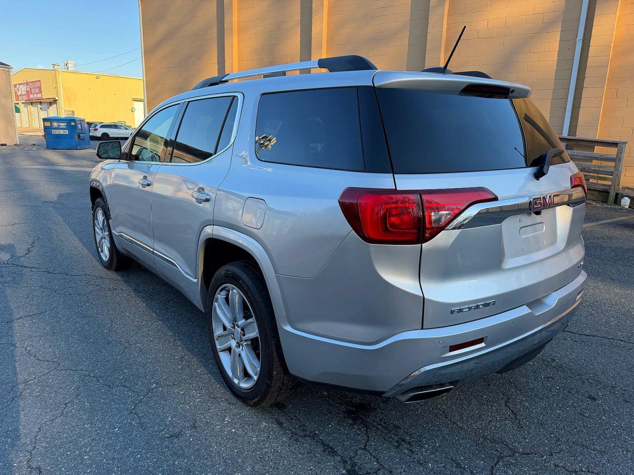 2017 GMC Acadia Denali - zdjęcie 3