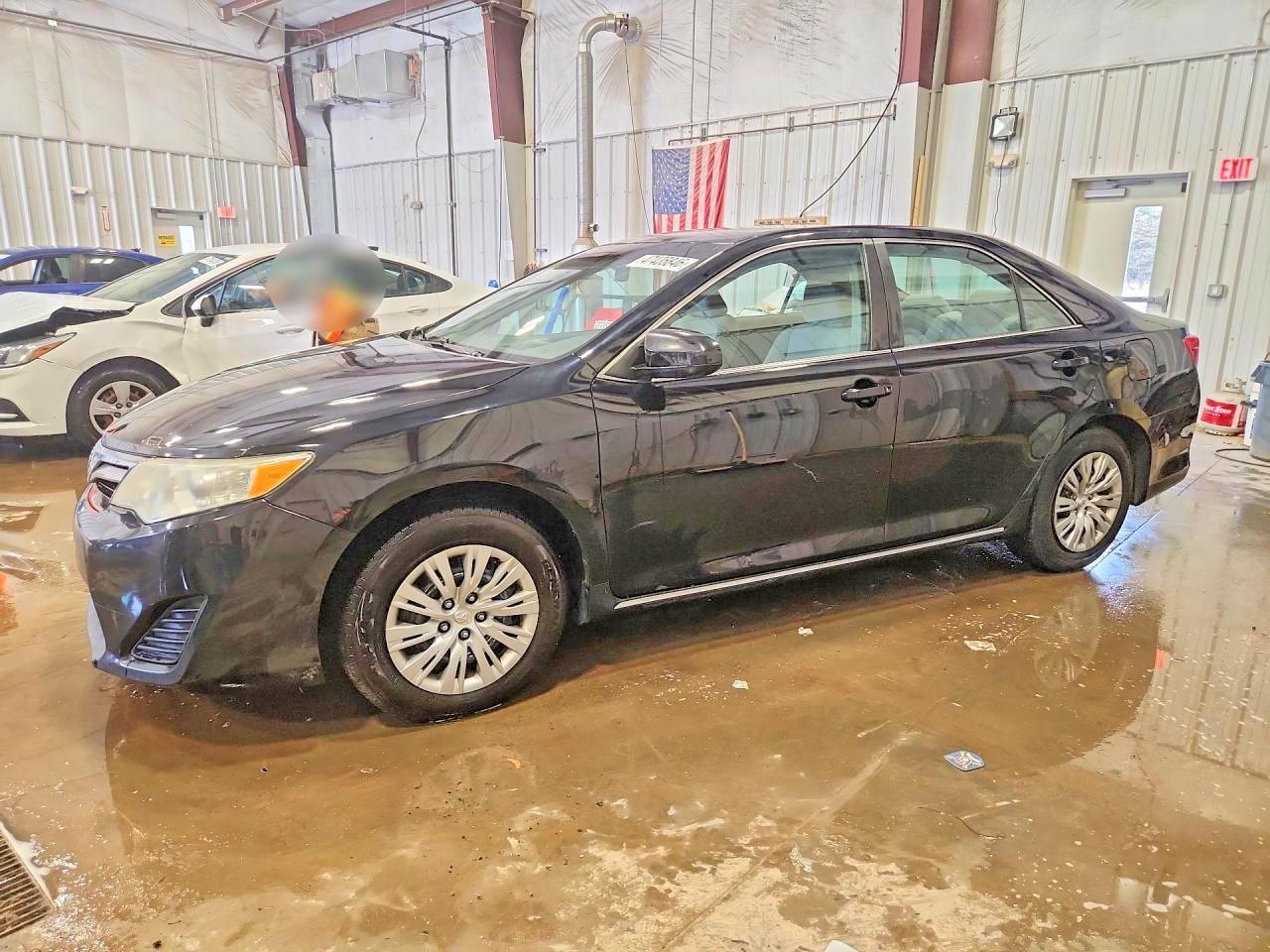 2014 Toyota Camry Le - zdjęcie główne