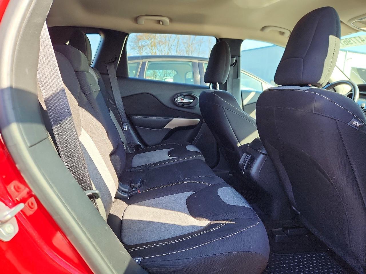 2017 Jeep Cherokee Sport - zdjęcie 10