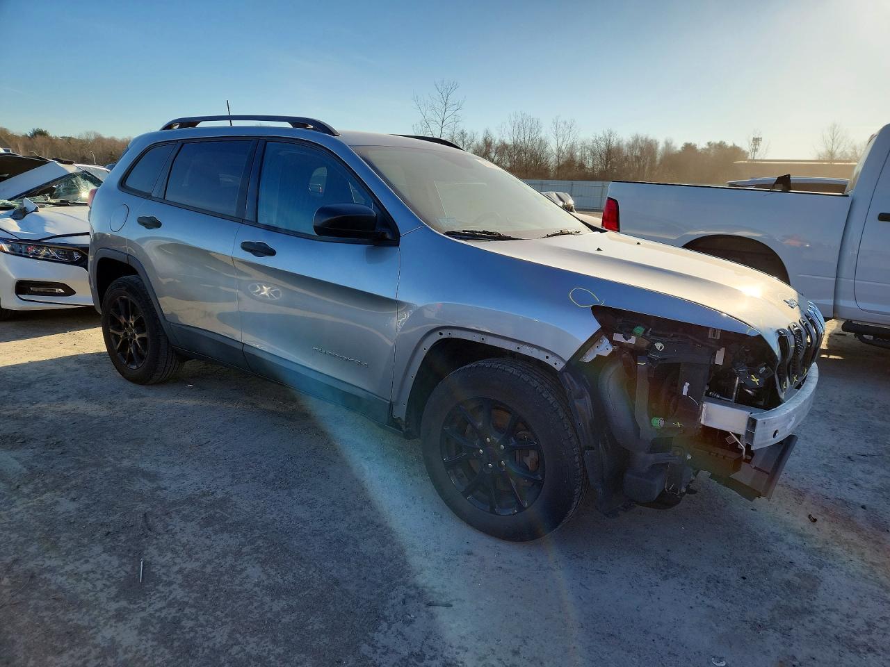 2016 Jeep Cherokee Sport - zdjęcie 4