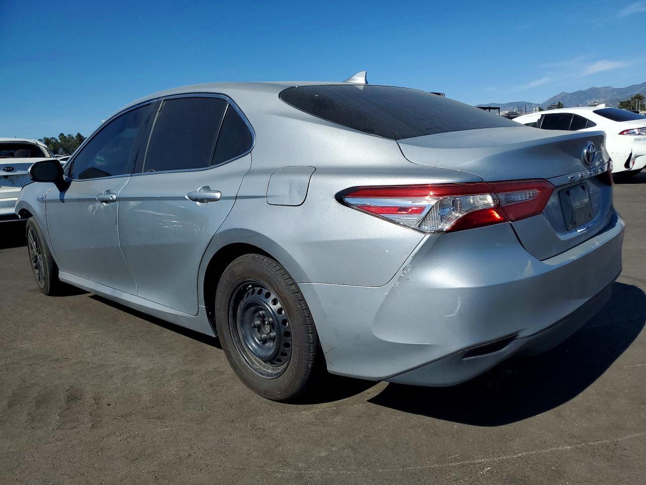 2020 Toyota Camry Hybrid Le - zdjęcie 2
