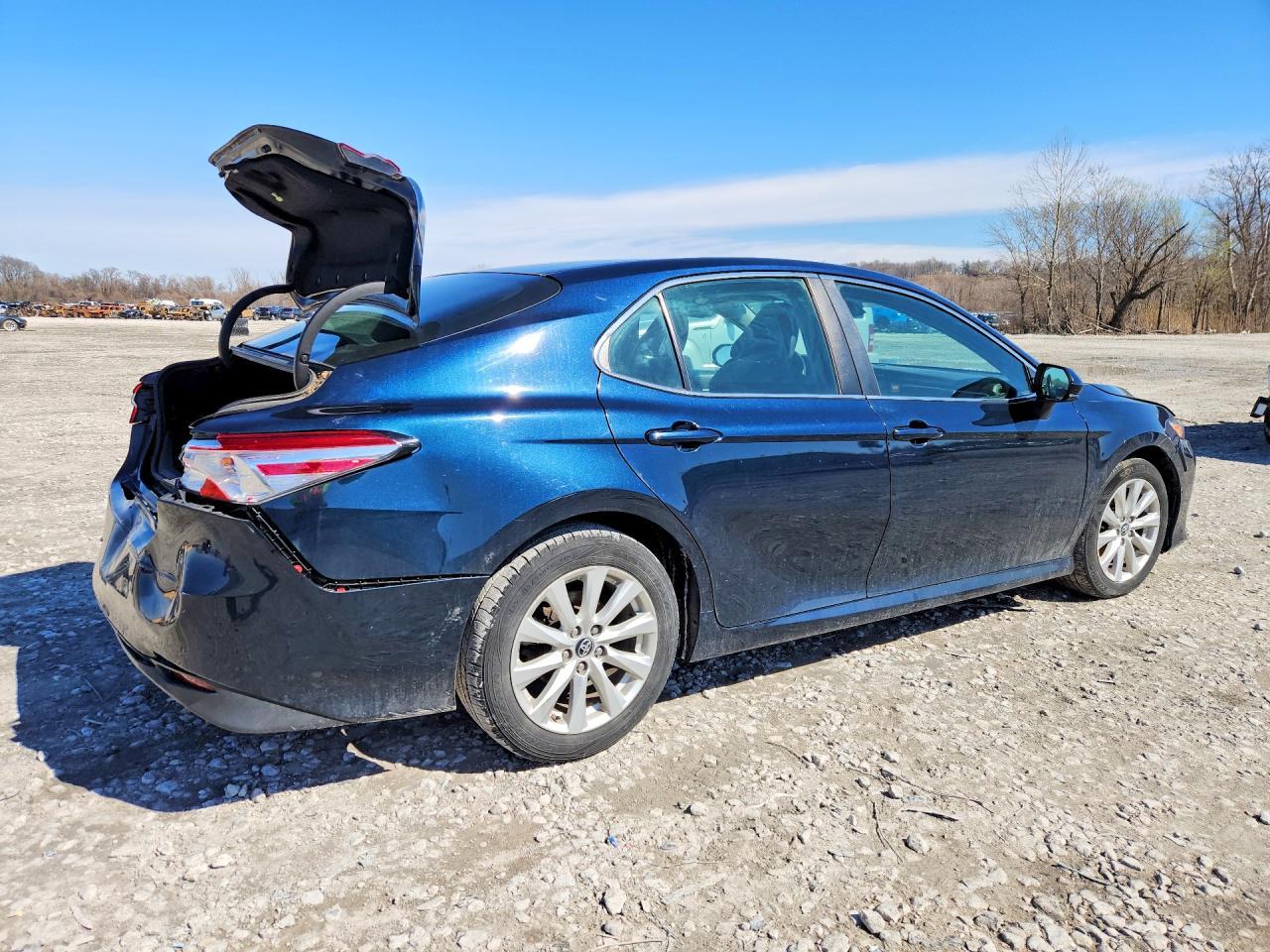 2018 Toyota Camry Le - zdjęcie 3