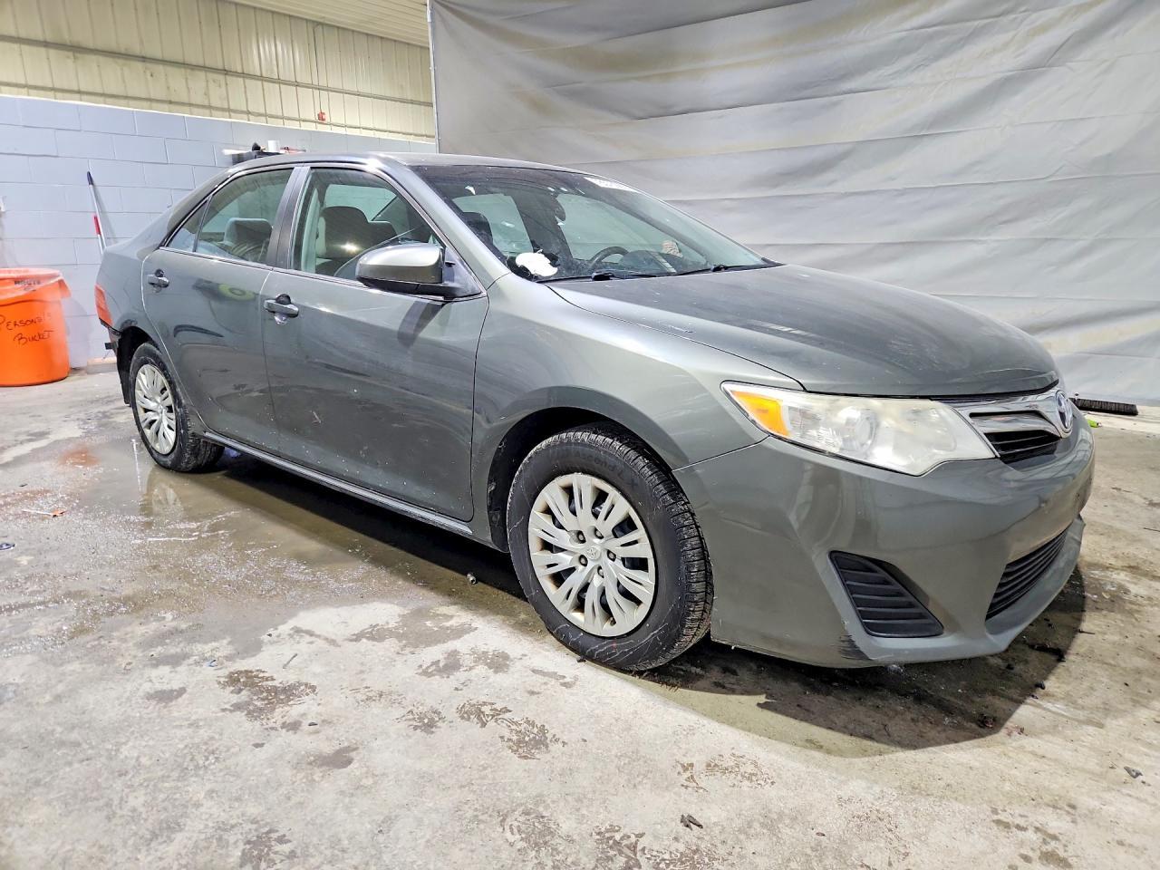 2014 Toyota Camry Le - zdjęcie 4