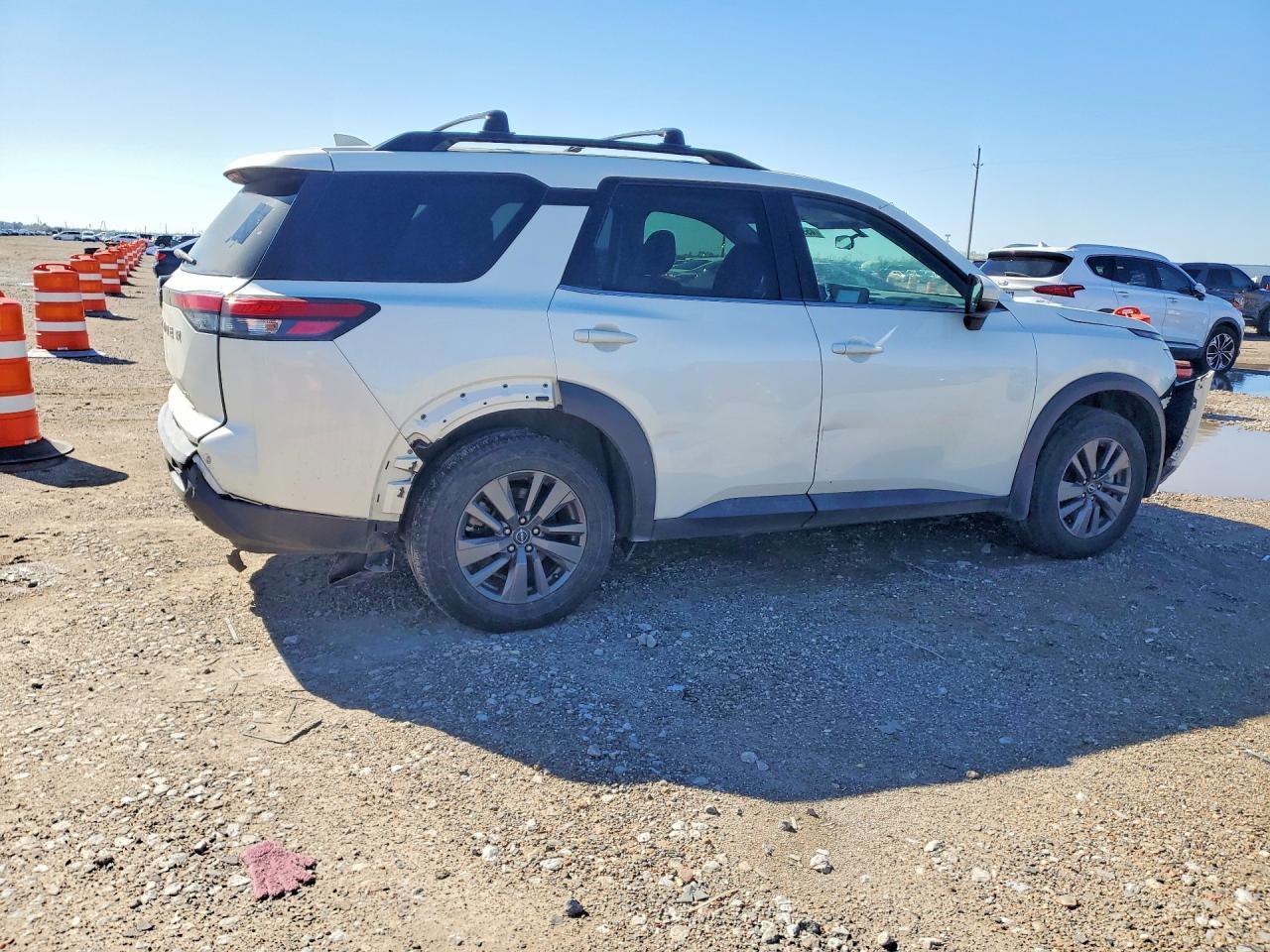 2022 Nissan Pathfinder Sv - zdjęcie 3