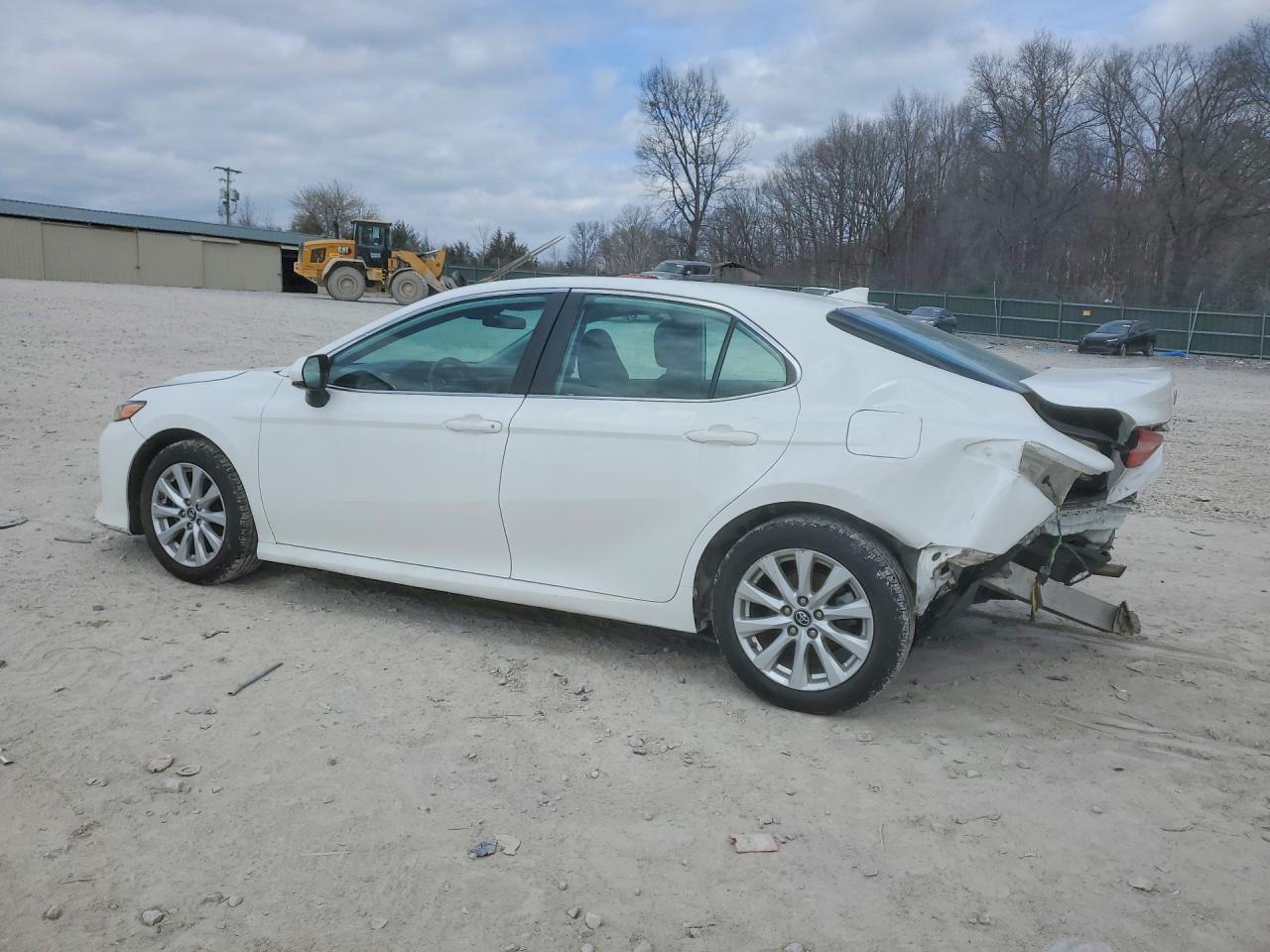 2019 Toyota Camry Le - zdjęcie 2