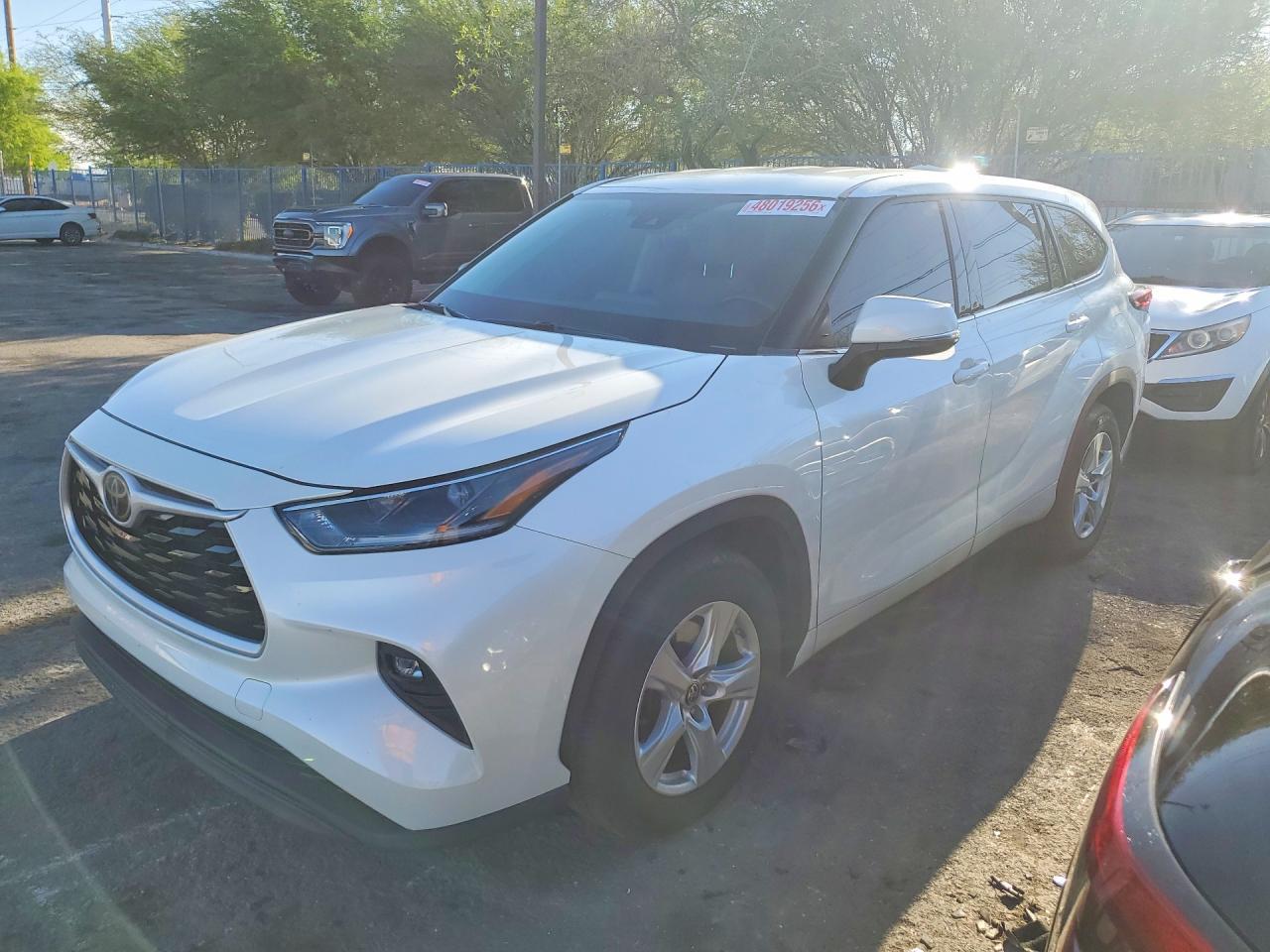 2021 Toyota Highlander Le - zdjęcie główne