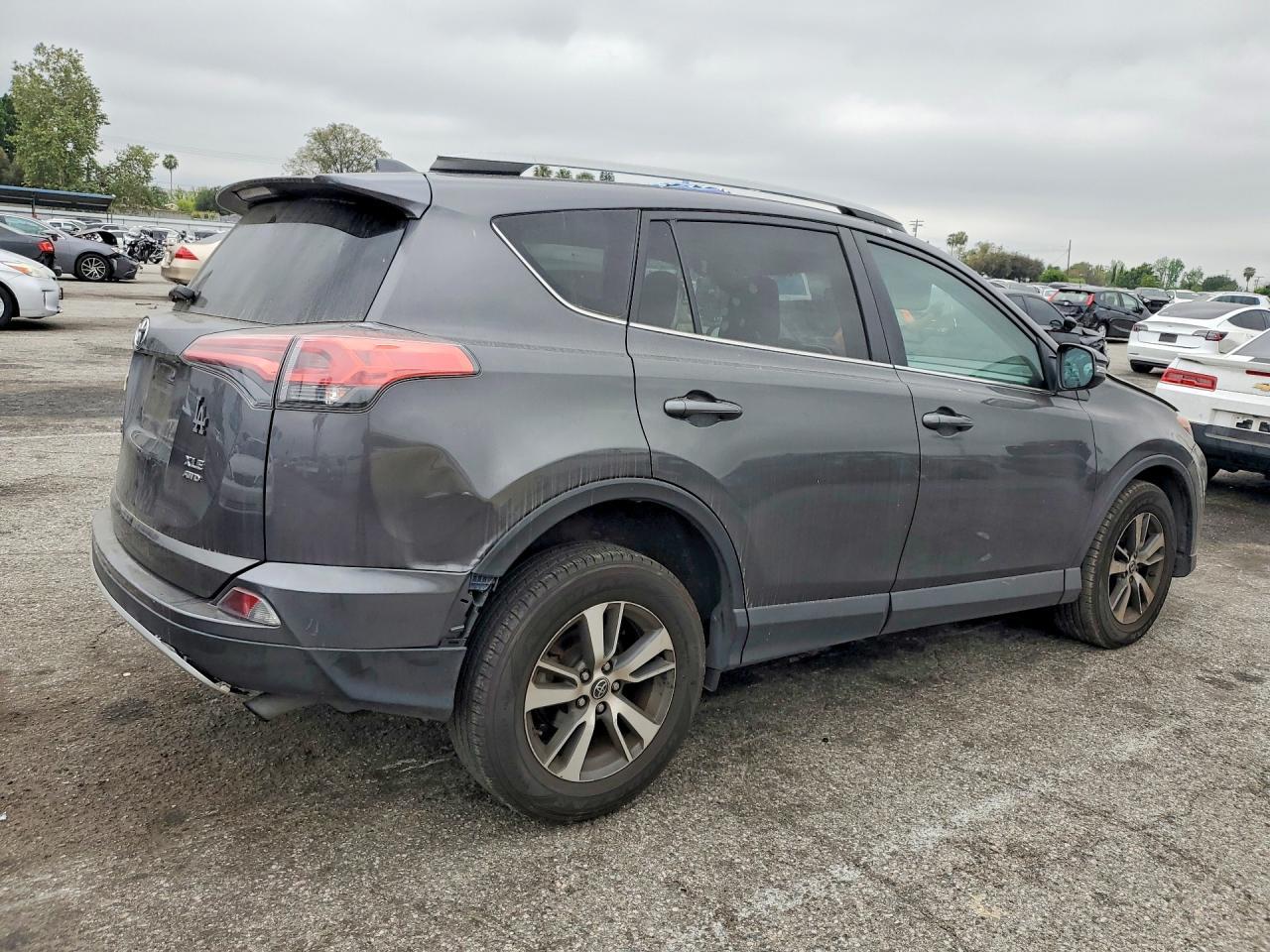 2018 Toyota Rav4 Xle - zdjęcie 3