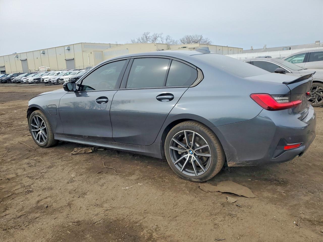 2021 BMW 330Xe - zdjęcie 2