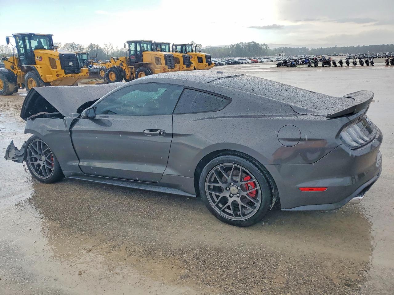 2020 Ford Mustang - zdjęcie 2