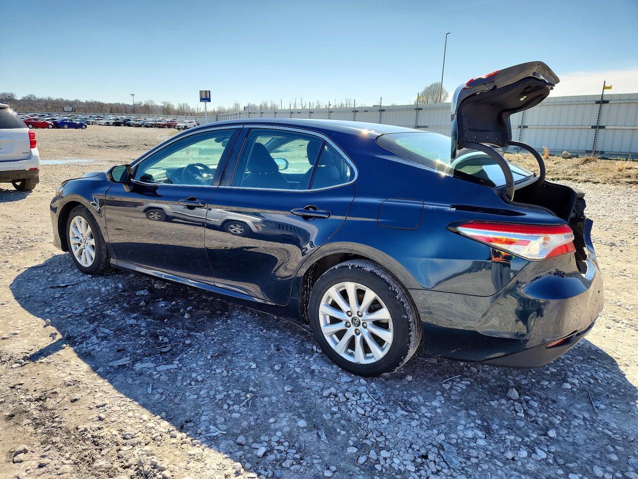 2018 Toyota Camry Le - zdjęcie 2