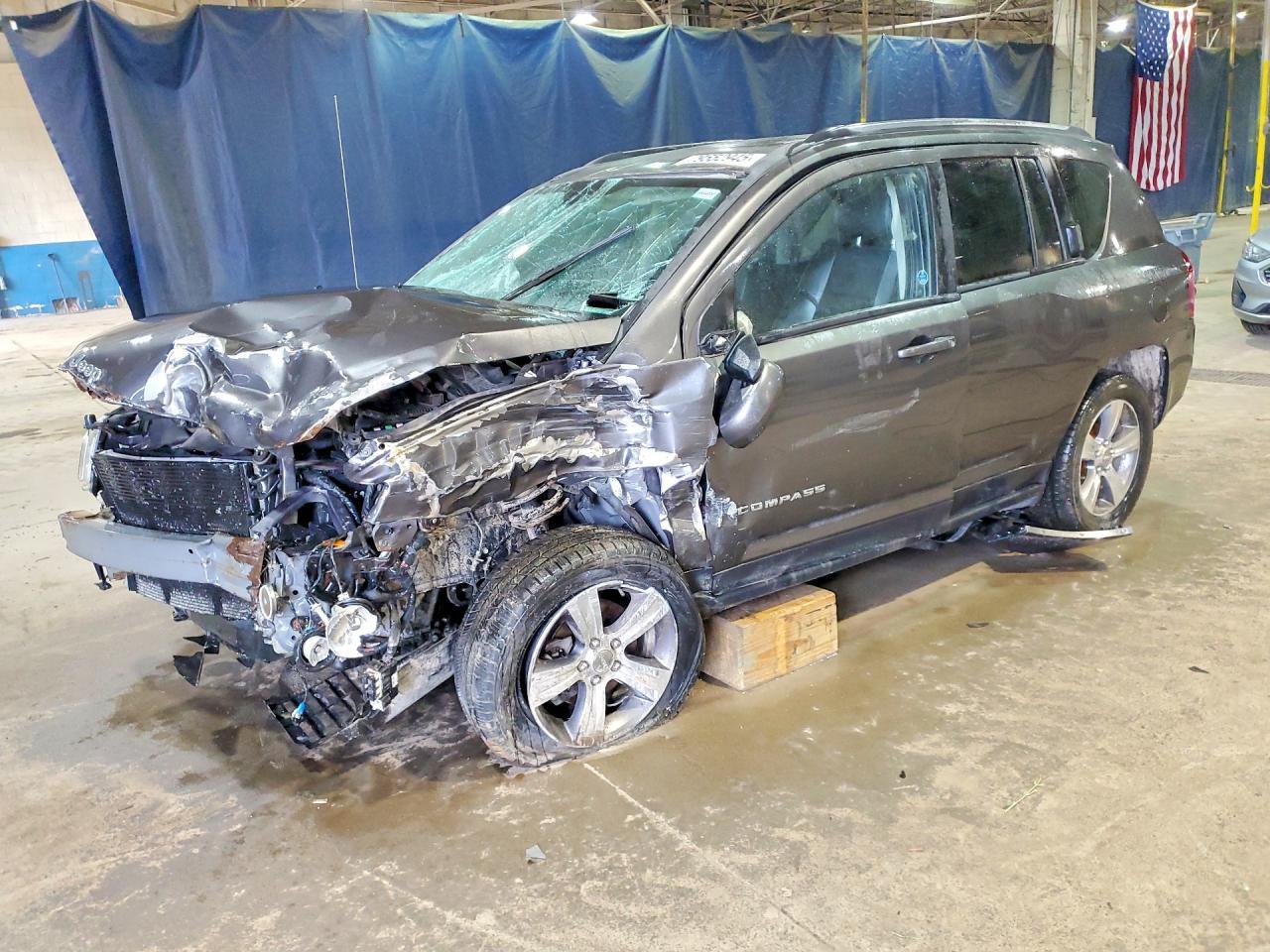 2017 Jeep Compass Latitude - zdjęcie główne