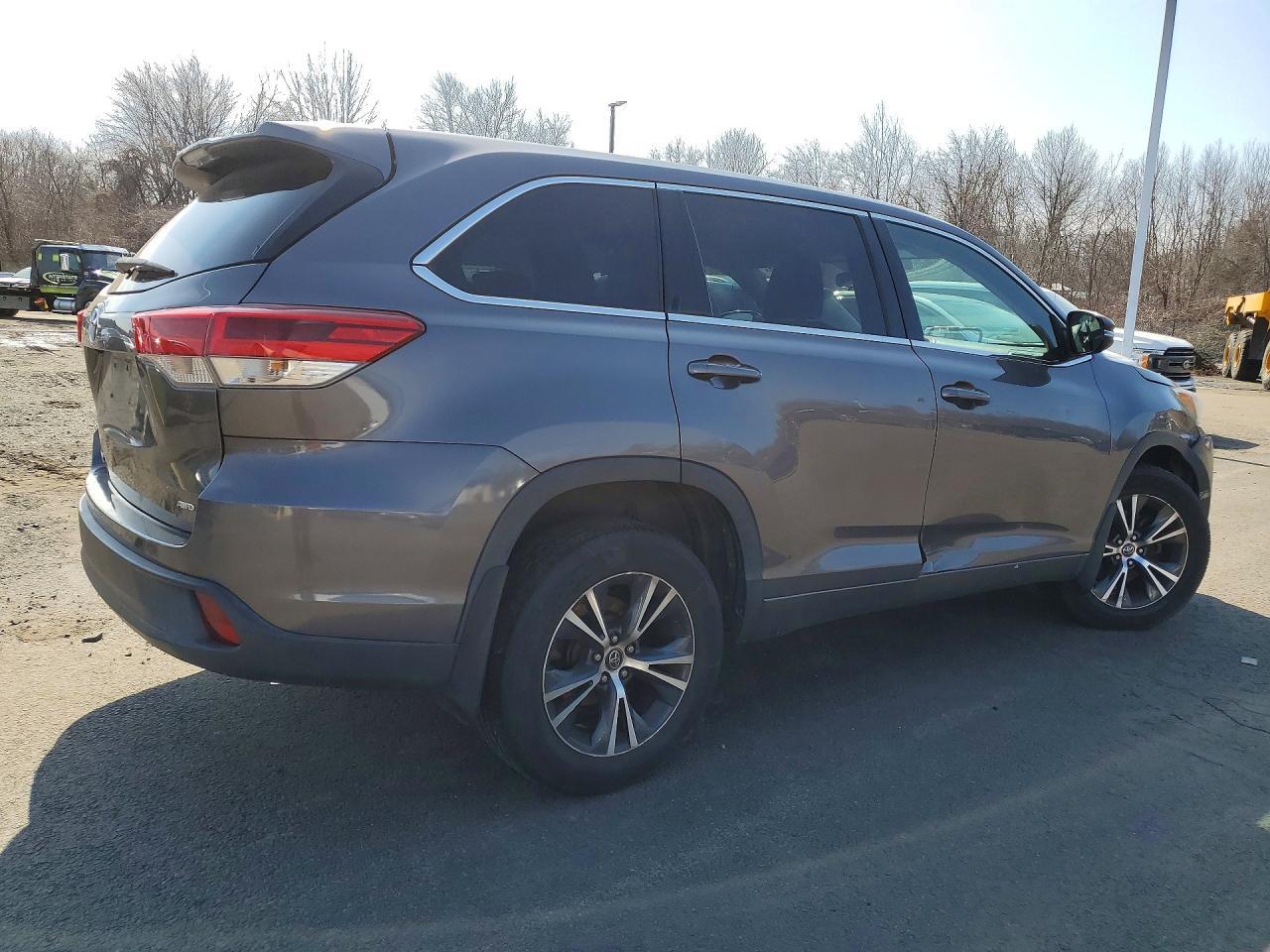 2017 Toyota Highlander Le - zdjęcie 3
