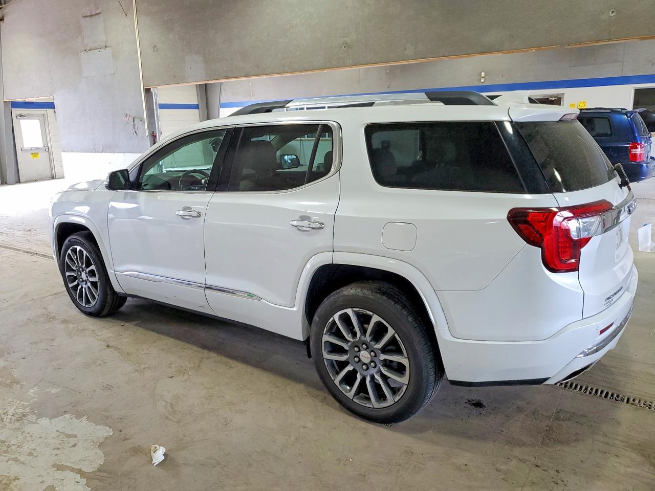 2021 GMC Acadia Denali - zdjęcie 2