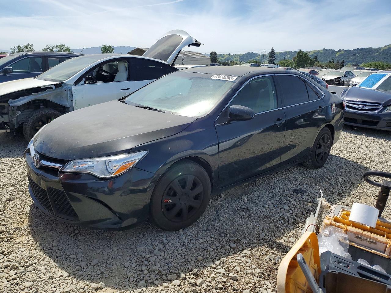2015 Toyota Camry Le - zdjęcie główne