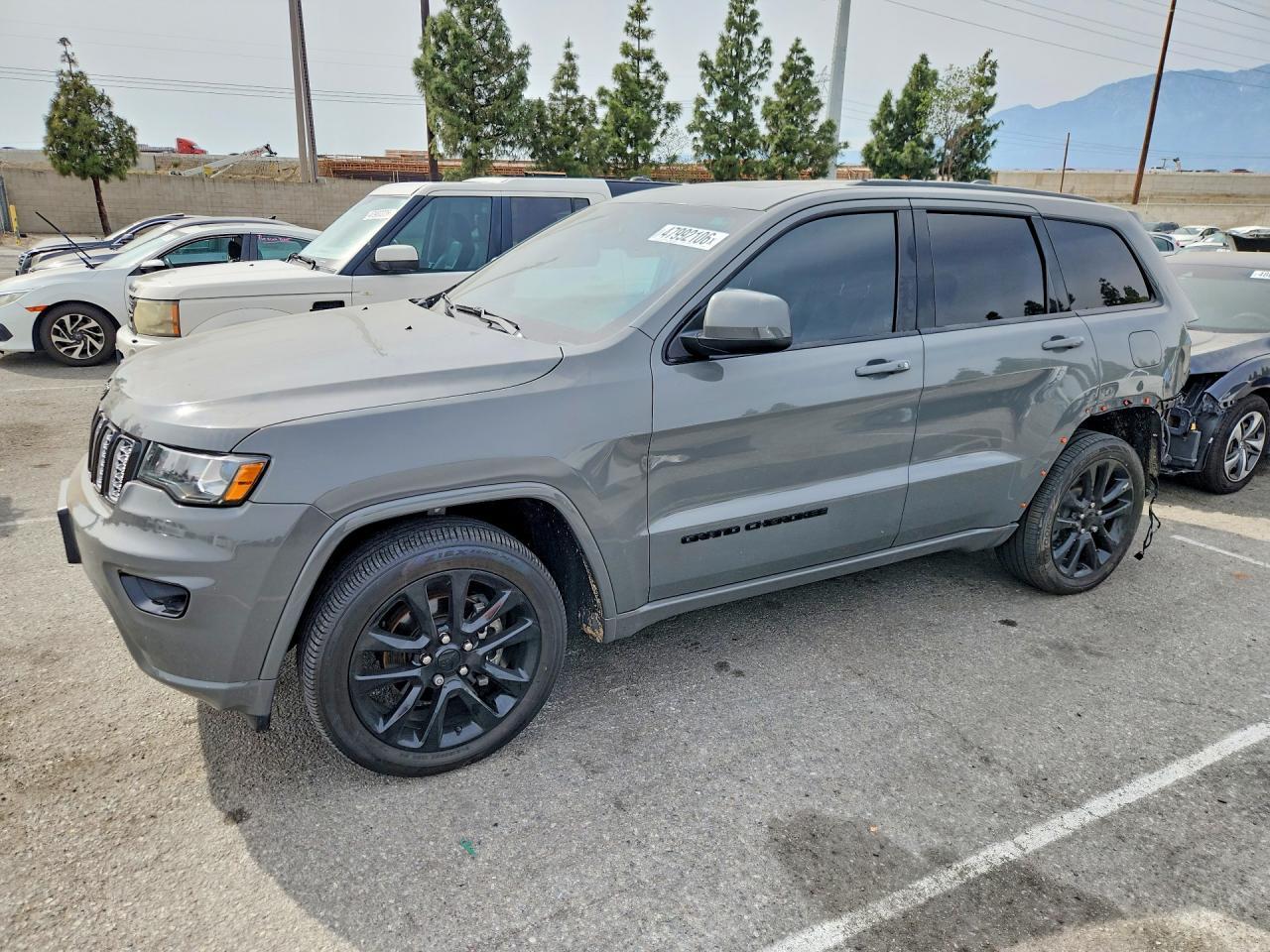 2020 Jeep Grand Cherokee Laredo - zdjęcie główne