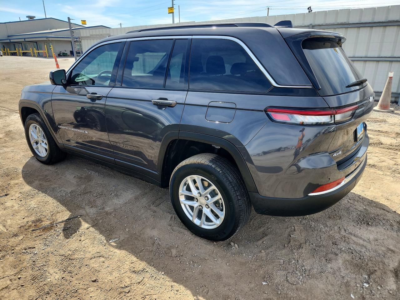 2025 Jeep Grand Cherokee Laredo - zdjęcie 2