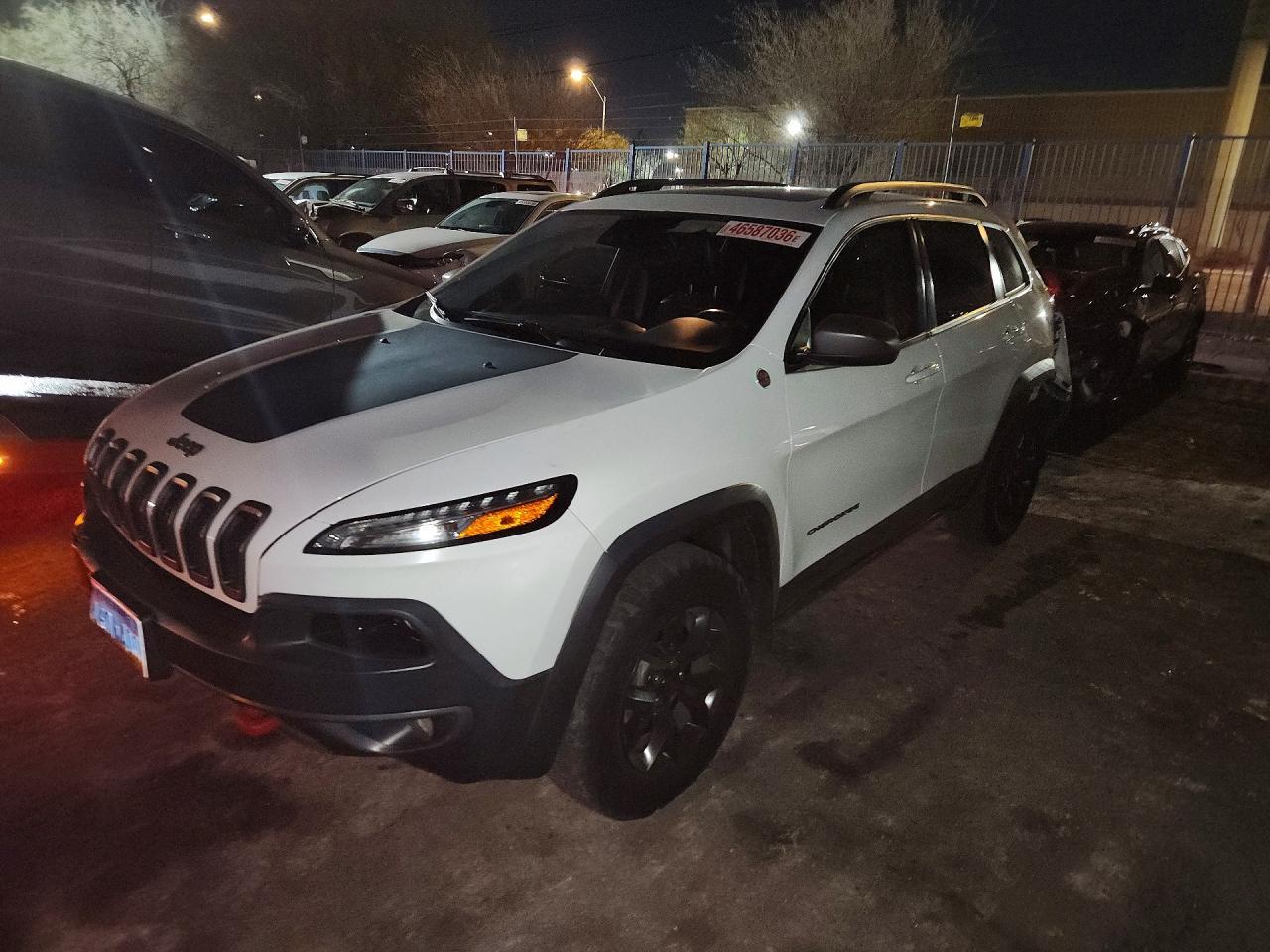 2016 Jeep Cherokee Trailhawk - zdjęcie główne
