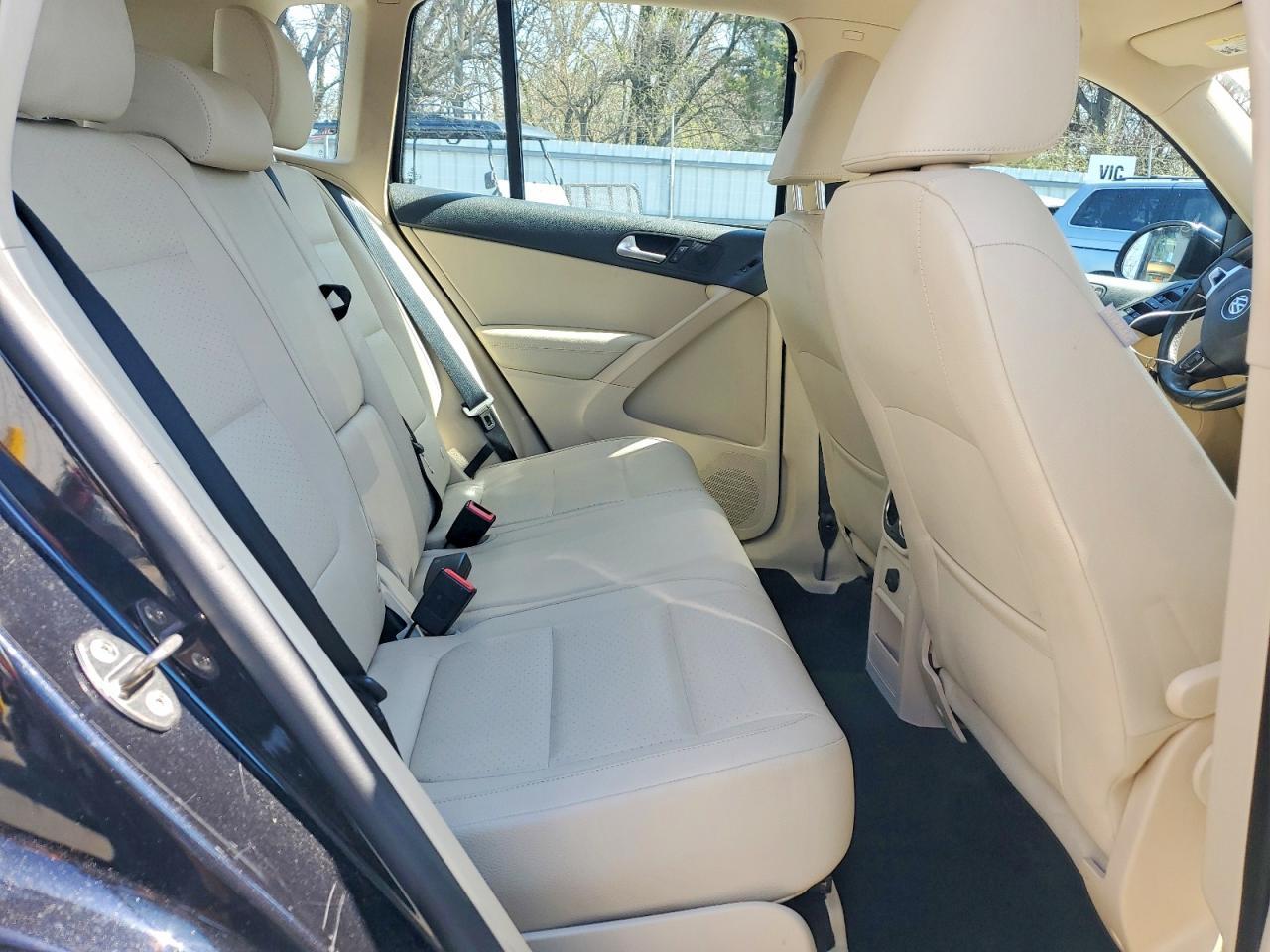 2016 Volkswagen Tiguan S - zdjęcie 11