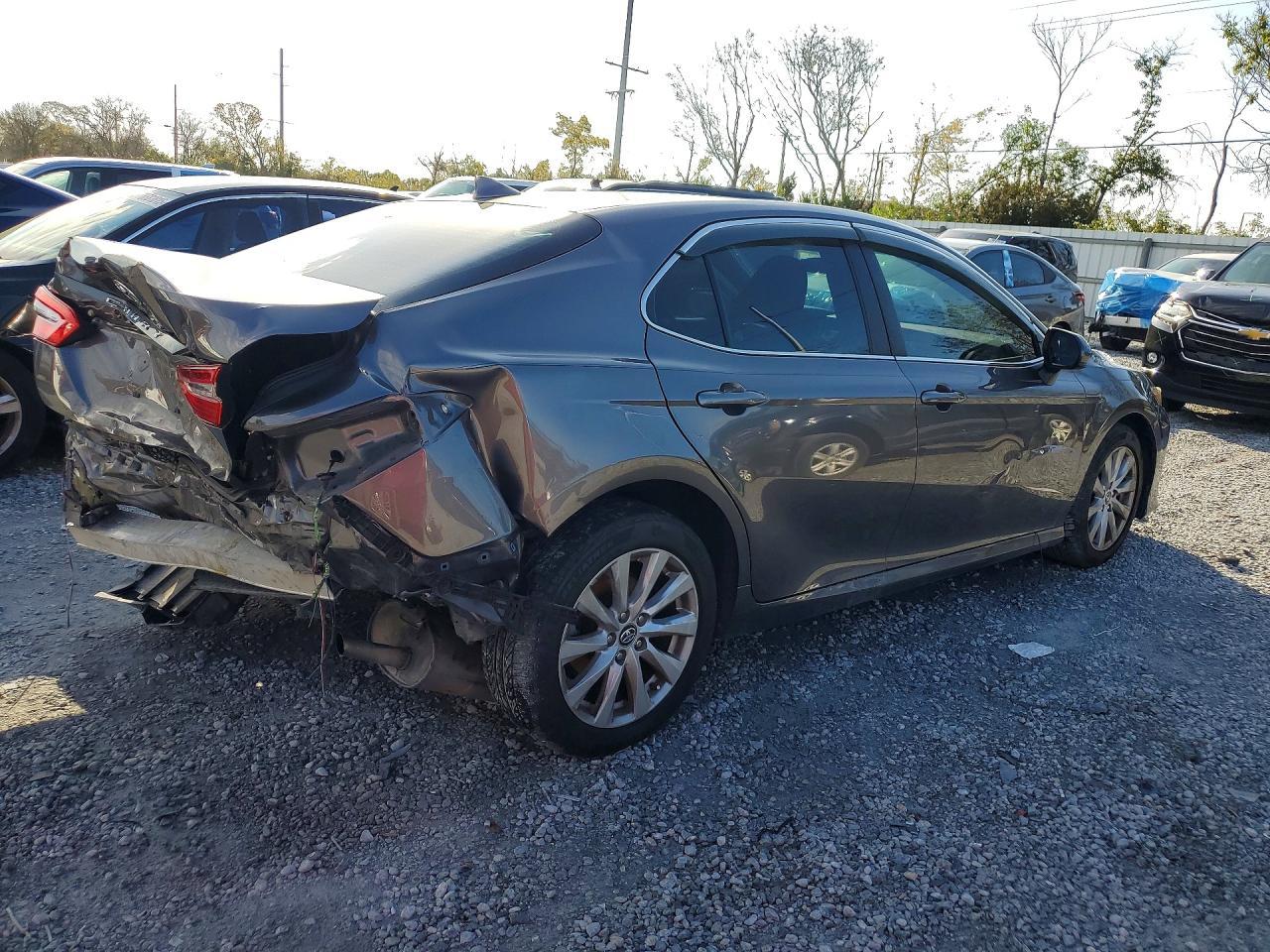 2019 Toyota Camry Le - zdjęcie 3