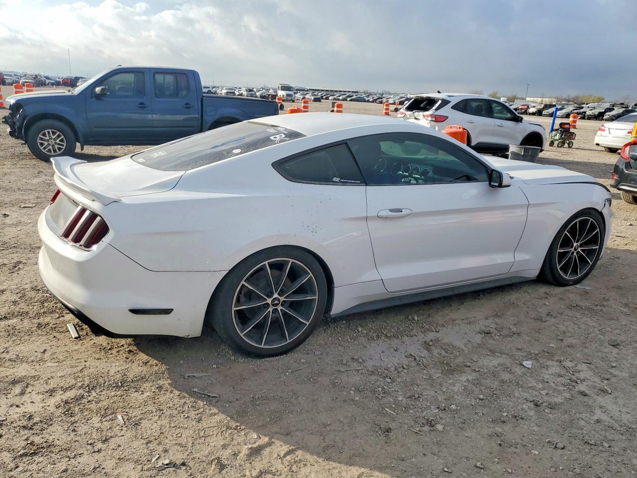 2015 Ford Mustang - zdjęcie 3