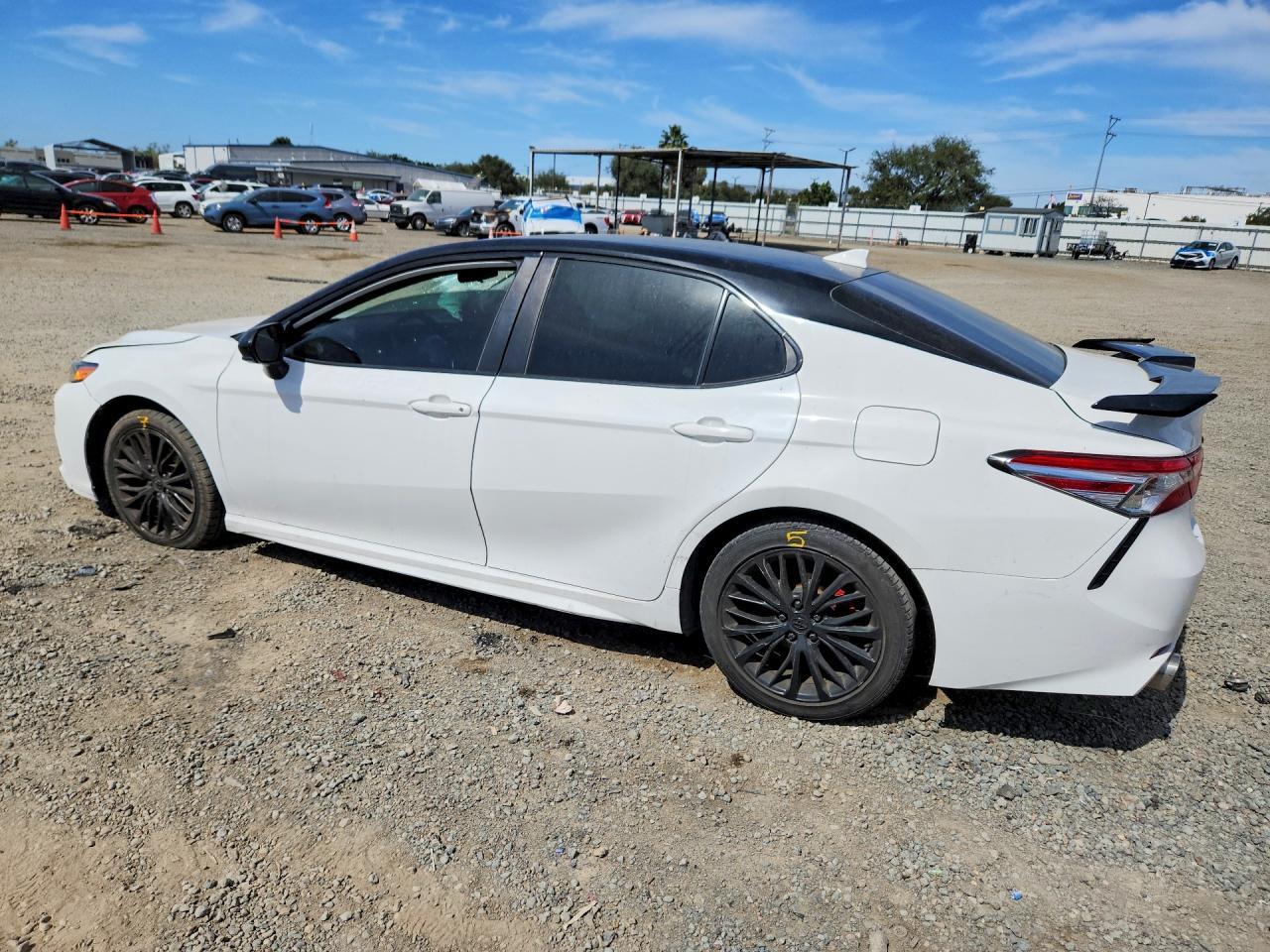 2020 Toyota Camry Se - zdjęcie 2