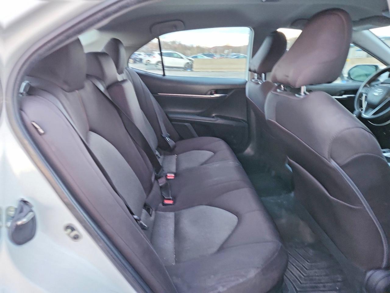 2020 Toyota Camry Le - zdjęcie 10