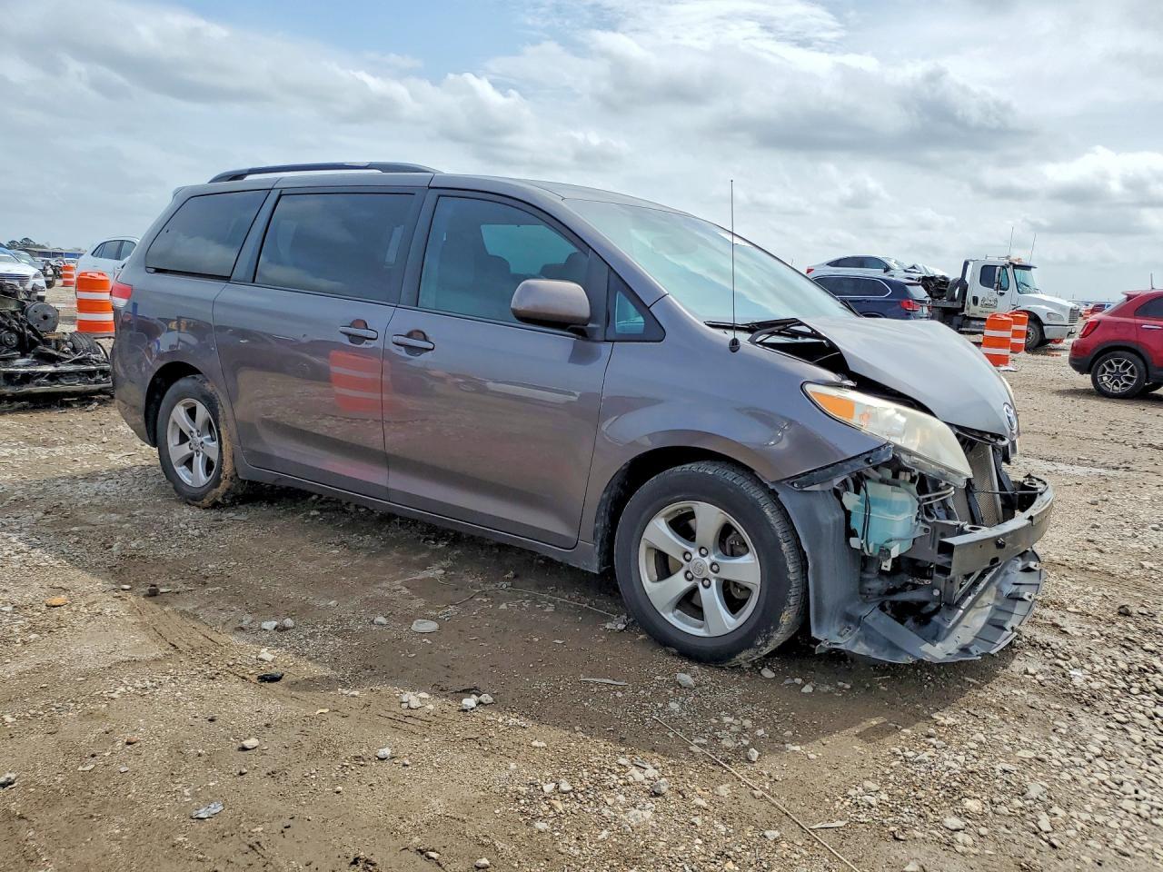 2013 Toyota Sienna Le 8-Passenger - zdjęcie 4