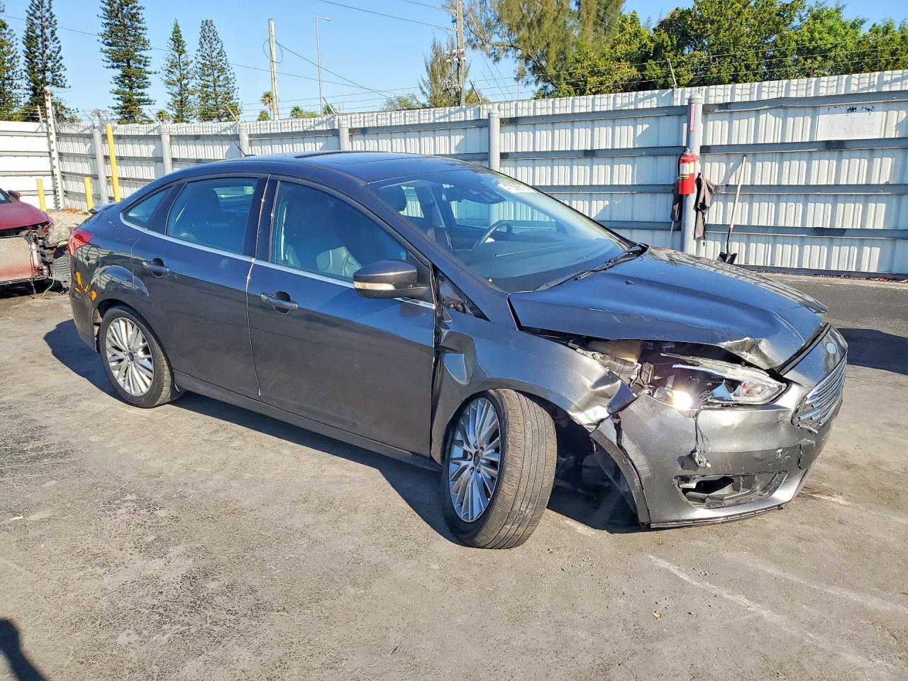 2016 Ford Focus Titanium - zdjęcie 4