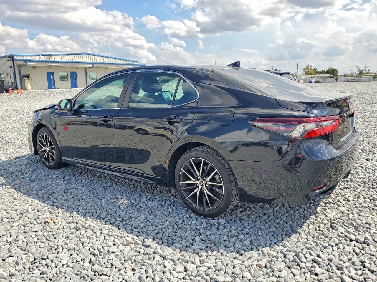 2023 Toyota Camry Se - zdjęcie 2