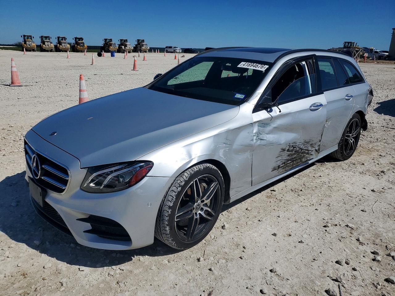 2020 Mercedes Benz E - zdjęcie główne