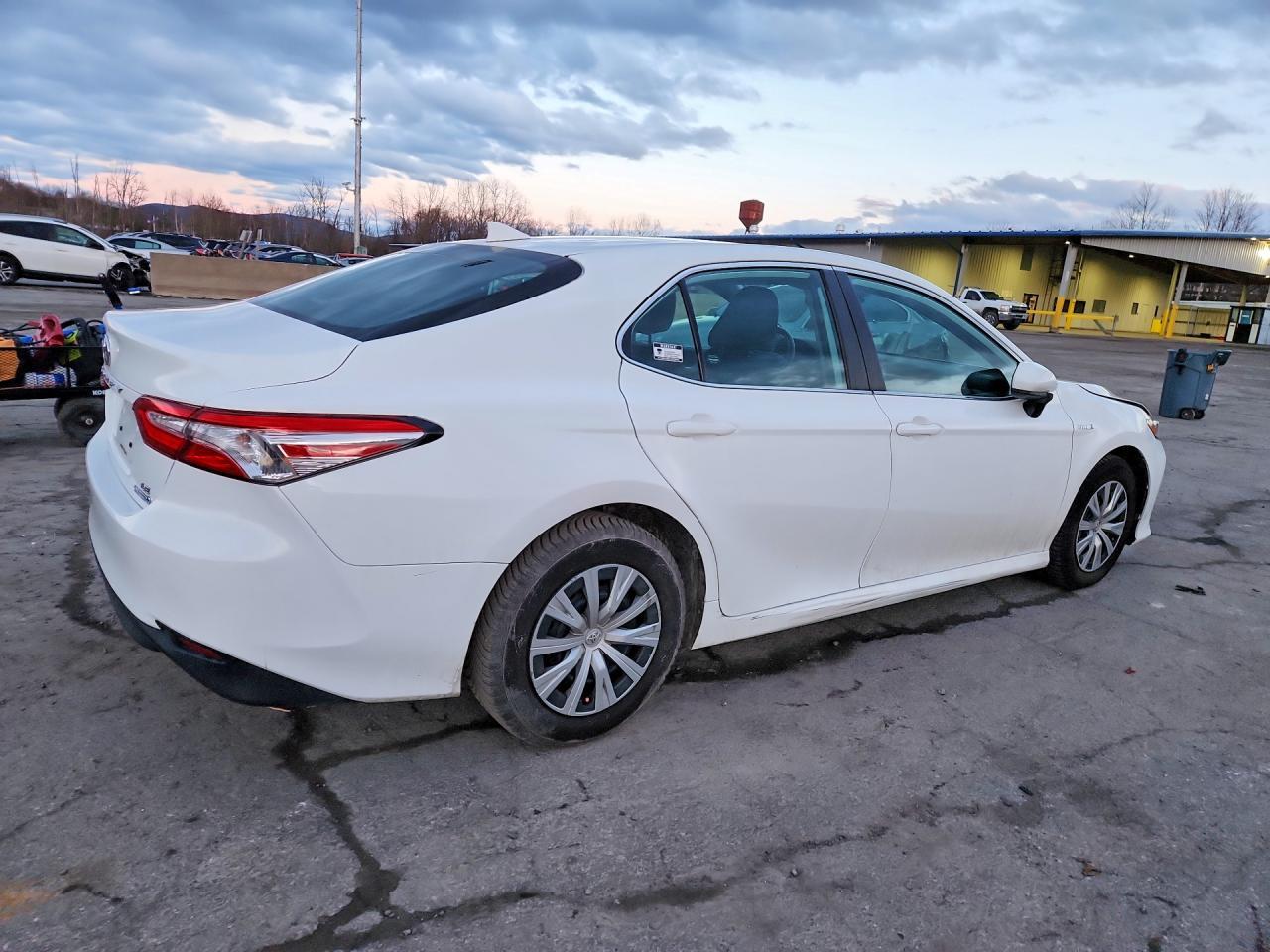 2020 Toyota Camry Le - zdjęcie 3