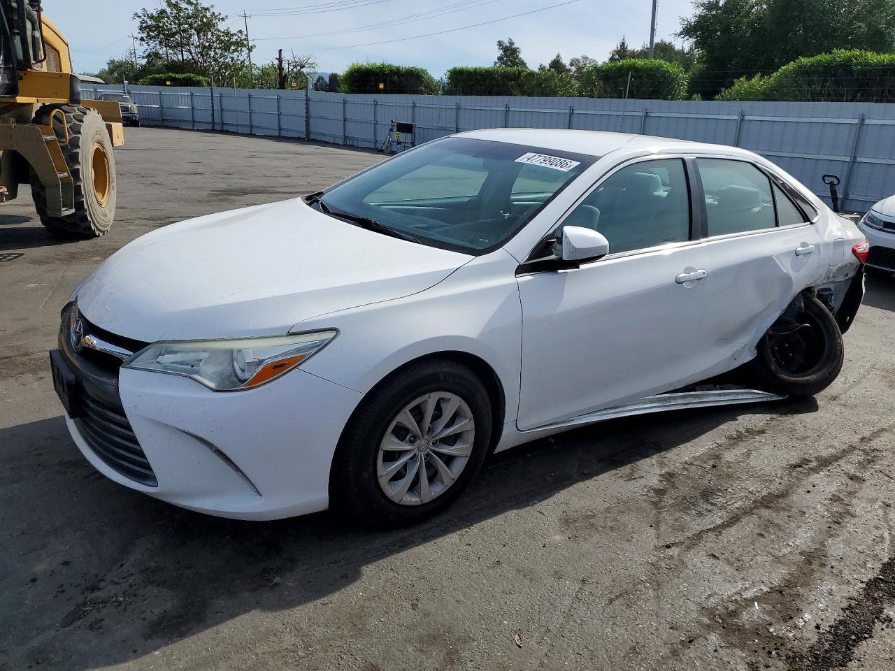 2016 Toyota Camry Le - zdjęcie główne
