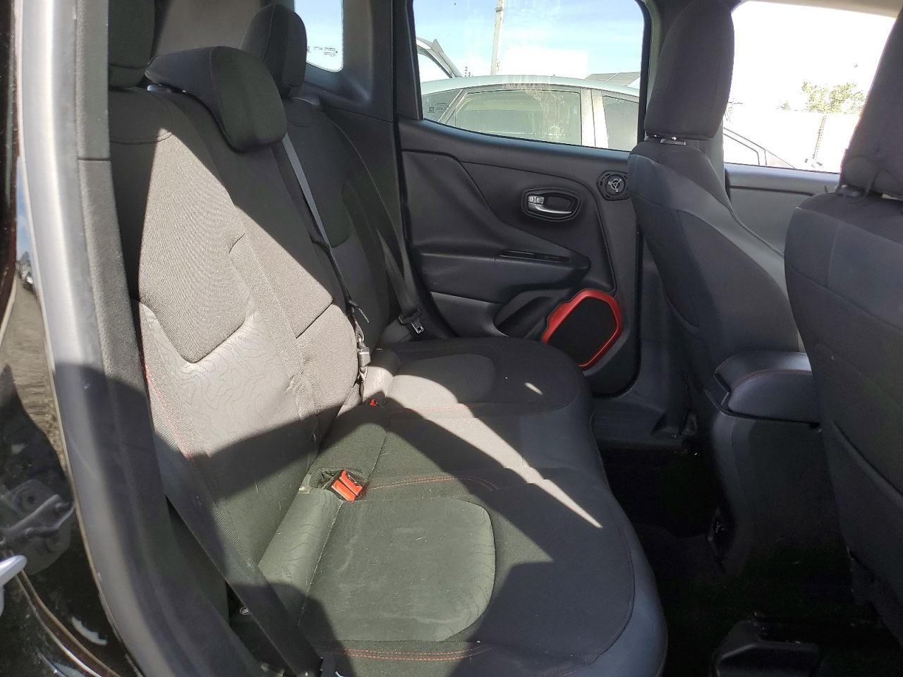 2015 Jeep Renegade Trailhawk - zdjęcie 11